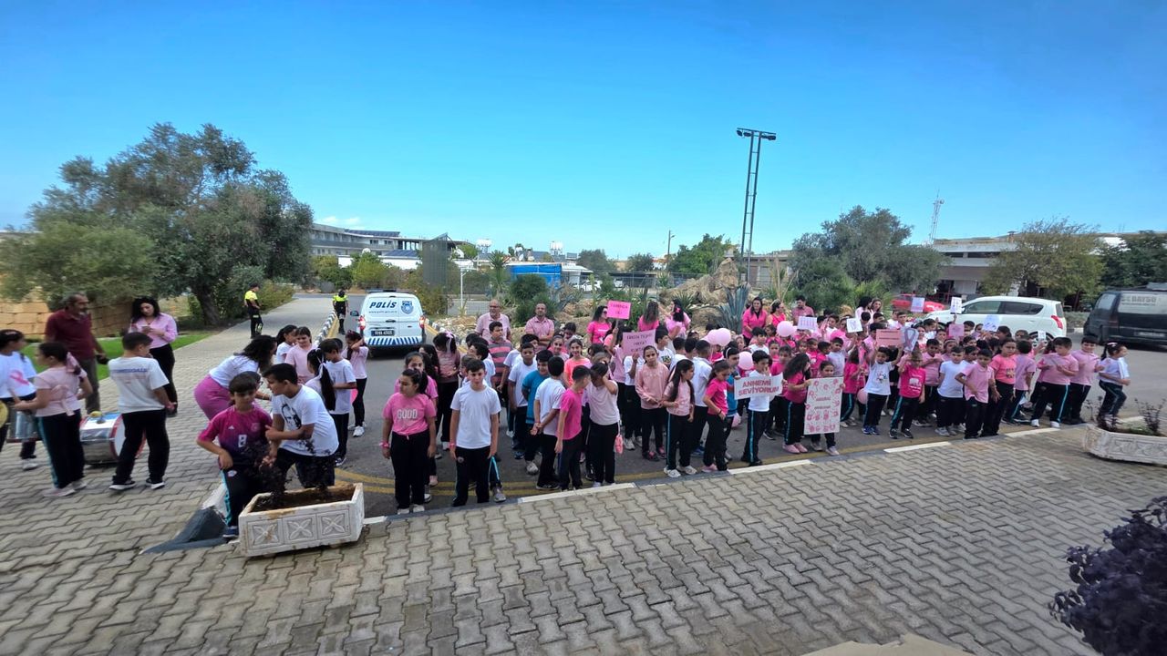Yenierenköy İlkokulu öğrencileri, Meme Kanseri Farkındalık Etkinliği gerçekleştirdi