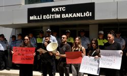 AÖA öğrencileri Milli Eğitim Bakanlığı’na siyah çelenk bıraktı