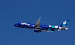 Yolcu uçağı, savaş uçağıyla çarpışmaktan son anda kurtuldu