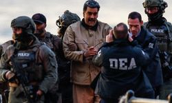 Tarihi anlar: Kaçırılan Venezuela lideri Maduro ve eşi New York’taki mahkeme binasına getirildi