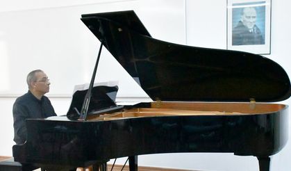 DAÜ’de "Müzik ve Yaşama Çok Yönlü Bakmak" konulu konser ve söyleşi gerçekleştirildi
