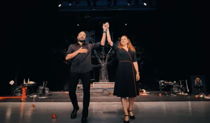 Kıbrıs Tiyatro Festivali kapsamında “Aşk Biter mi?” oyunu KÜKOM’da sahnelendi