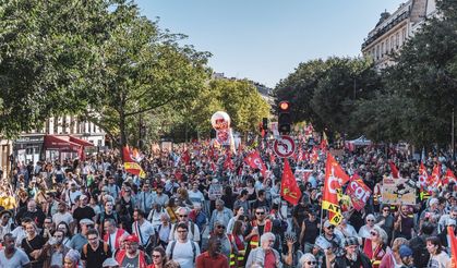 Fransa'da halk sokaklara döküldü!