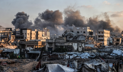 İsrail'in Gazze'de iki evi bombalaması sonucu 10 Filistinli hayatını kaybetti