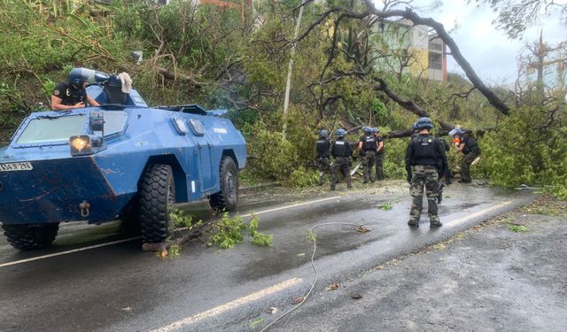 Mayotte Adası’nı “bir asrın en kötü kasırgası” vurdu: En az 14 ölü