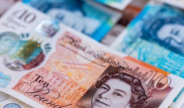 Sterlin 53.10 lira, dolar 39.28 lira, euro 44.85 liradan işlem görüyor