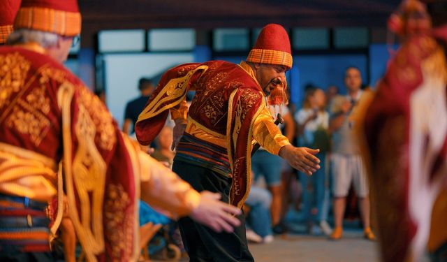 Mehmetçik Üzüm Festivali'nde dün akşam Kıbrıs Gecesi yapıldı, Grup Otantik sahne aldı