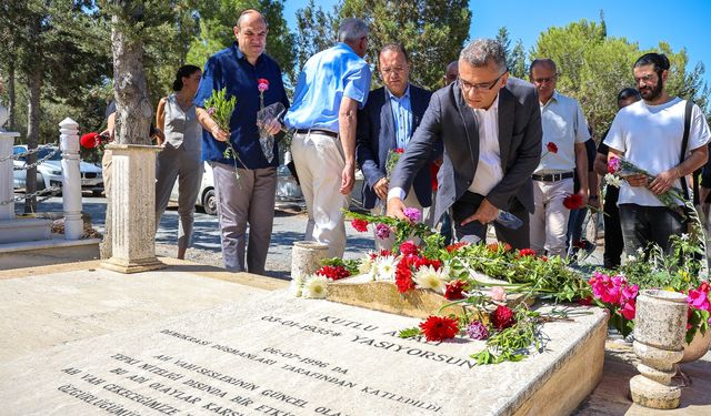 Kutlu Adalı kabri başında anıldı