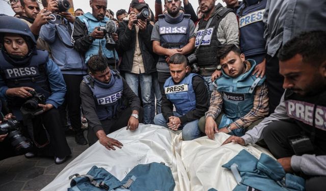 Reuters ve AP Gazze'de gazetecilerin öldürülmesinden dolayı öfkeli olduklarını açıkladı