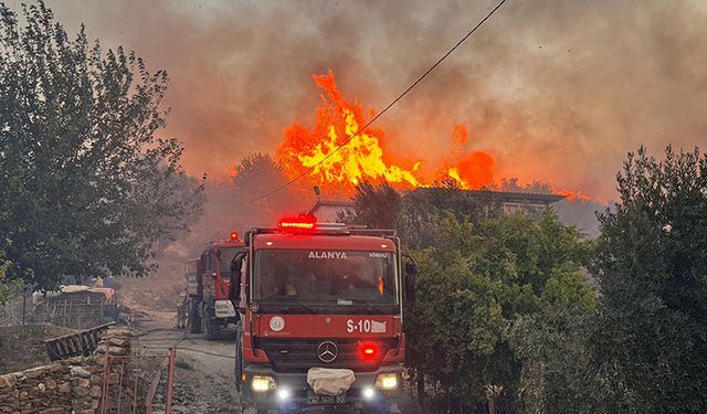 Antalya ve Muğla'daki orman yangınlarına müdahale sürüyor