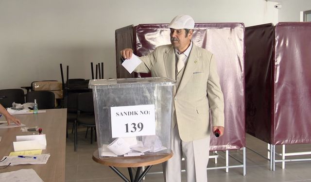 Bağımsız Cumhurbaşkanı adayı Arif Salih Kırdağ oyunu kullandı