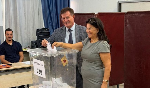 YDP Genel Başkanı ve Bayındırlık ve Ulaştırma Bakanı Erhan Arıklı, oyunu kullandı