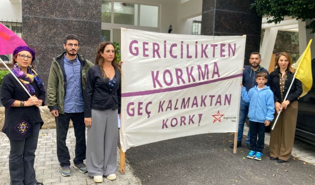 Bağımsızlık Yolu, Baraka ve Kadın Eğitimi Kolektifi’nden Girne Kaymakamlığı önünde ortak açıklama