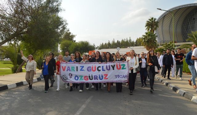 TOCAM, kadına yönelik şiddetle mücadele için YDÜ kampüsünde yürüyüş düzenledi... “Varız, güçlüyüz, özgürüz”