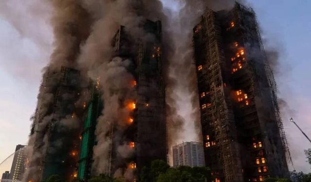 Hong Kong’da Kâbus Gibi Gece: Yedi Kuleyi Saran Yangında 65 Ölü, 279 Kayıp