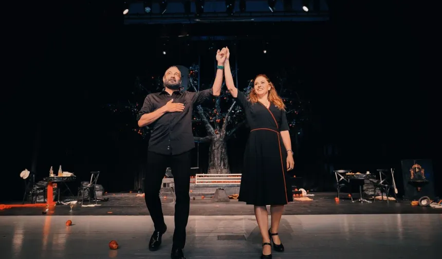 Kıbrıs Tiyatro Festivali kapsamında “Aşk Biter mi?” oyunu KÜKOM’da sahnelendi