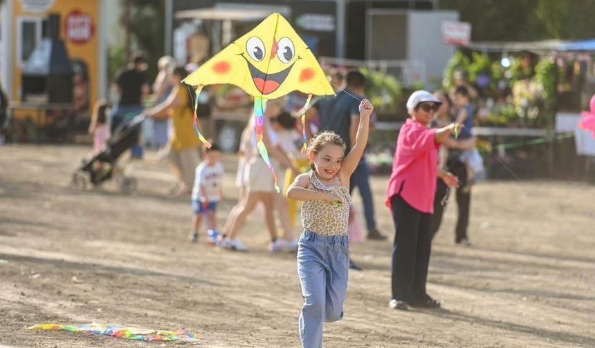 Yenikent’te çocuklar uçurtmalarla gökyüzüne neşe saçtı!