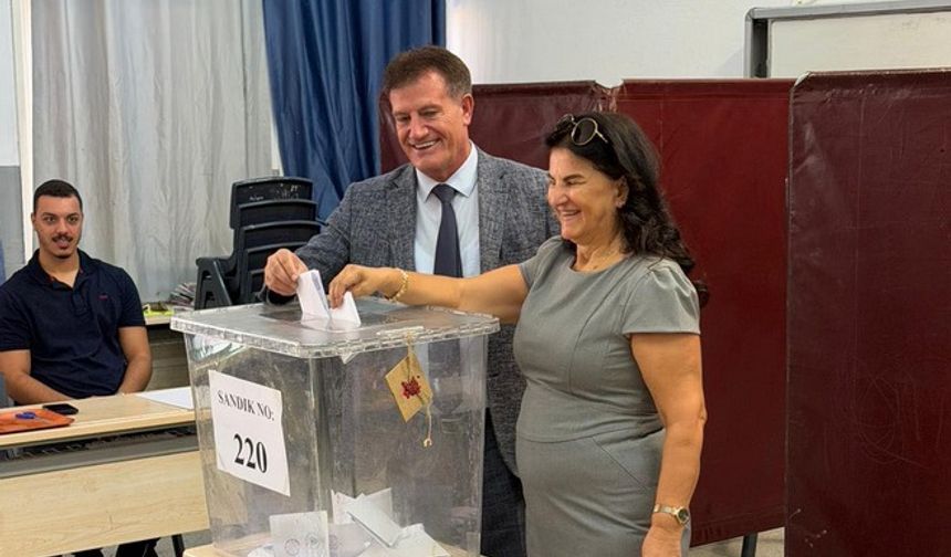 YDP Genel Başkanı ve Bayındırlık ve Ulaştırma Bakanı Erhan Arıklı, oyunu kullandı