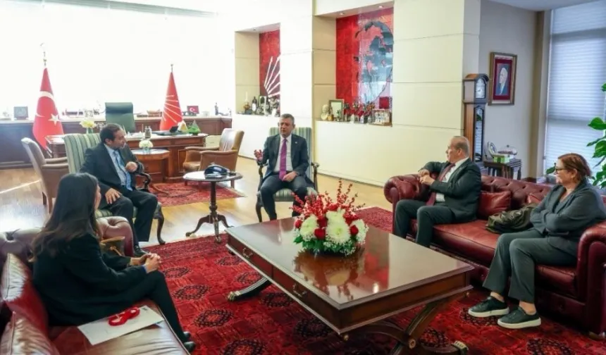 Özgür Özel CHP'nin 39. Olağan Kurultayı kapsamında Serdar Denktaş ile görüştü