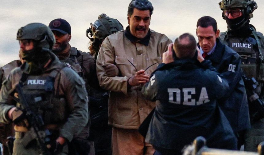 Tarihi anlar: Kaçırılan Venezuela lideri Maduro ve eşi New York’taki mahkeme binasına getirildi